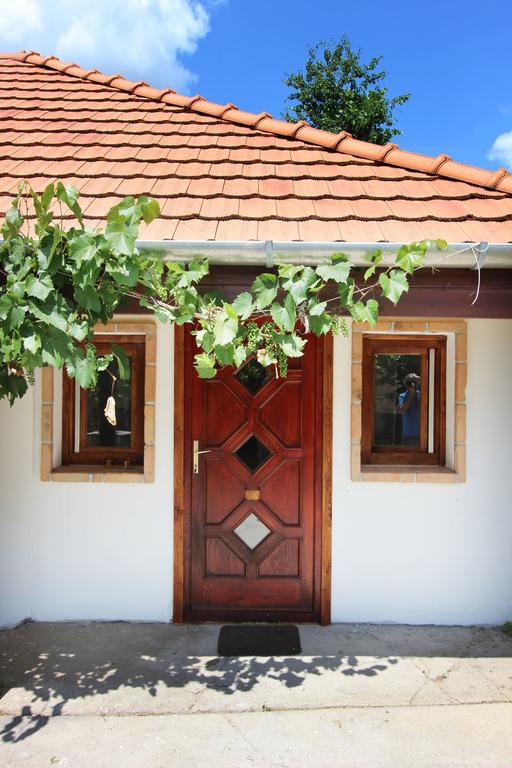 Lugas Vendeghaz Hotel Felsotold Exterior photo