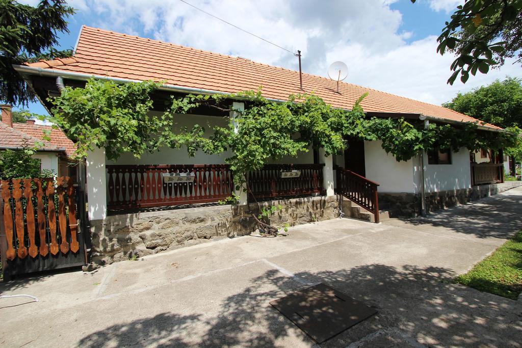 Lugas Vendeghaz Hotel Felsotold Exterior photo
